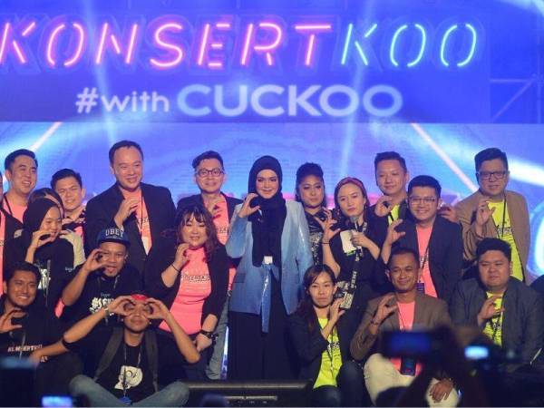 Siti bergambar kenangan bersama barisan tertinggi Cuckoo dan beberapa penyampai radio.