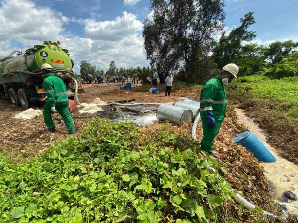 Kerja-kerja pemulihan sedang giat dilakukan di lokasi kejadian. - Foto UPBN Selangor