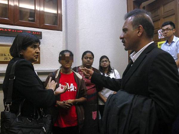 Peguam Ram Karpal Singh (kanan) bersama bekas Pengerusi Bersih 2.0, Datuk Ambiga Sreenevasan (kiri) dan isteri kepada ADUN Gadek ketika hadir di Mahkamah Tinggi Jenayah 3, Kompleks Mahkamah Kuala Lumpur hari ini.- Foto Bernama