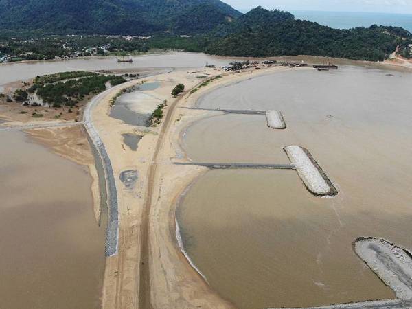 Masalah muara cetek yang menghantui 600 nelayan dan penduduk di sekitar Sungai Paka bakal berakhir apabila projek Pemuliharaan Muara Sungai Paka yang sedang dibina dijangka siap pada Mei 2021. - Foto Bernama