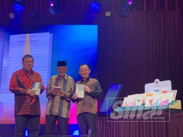 Dr Maszlee (kiri) turut melancarkan Sayembara Penulisan MENARA dan 26 buku Sasterawan Negara