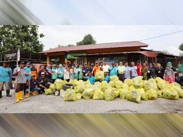 Sebahagian sukarelawan terlibat Program Pengindahan Jeti Nelayan dan pembersihan tebing Sungai Klang.