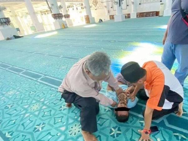 Lelaki kurang siuman yang mengganggu jemaah di Masjid Negeri Sultan Ahmad Shah 1 di sini berjaya ditahan dan diserahkan kepada polis semalam.