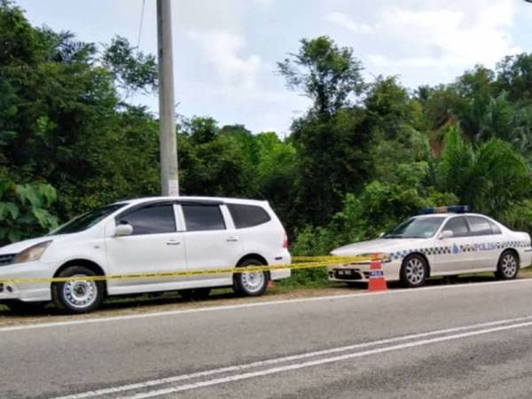 Kenderaan mangsa yang ditinggalkan di bahu jalan. - Foto PDRM