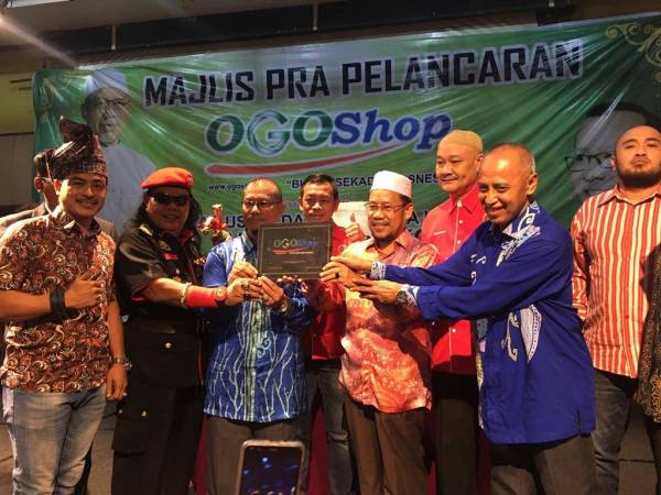 Datuk Che Abdullah Mat Nawi (empat dari kanan) memegang plak khas ketika melakukan perasmian Majlis Pra-Pelancaran OGOShop di sini.