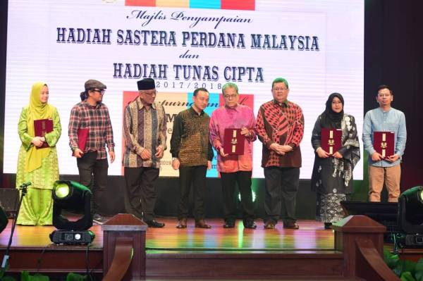 Karya Ruhaini Matdarin Ungguli Hadiah Sastera Perdana Malaysia 2017 2018