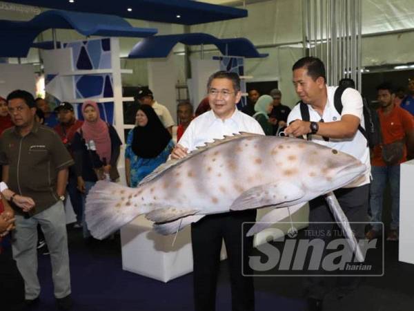 Salahuddin melihat replika ikan kerapu ketika meninjau persiapan akhir HPPNK 2019 di Plaza Angsana Johor Bahru.