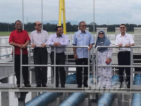 Amirudin (tiga dari kiri) meninjau kawasan projek HORAS 600 di HORAS 600 Jalan Rawang, Kampung Sungai Darah.