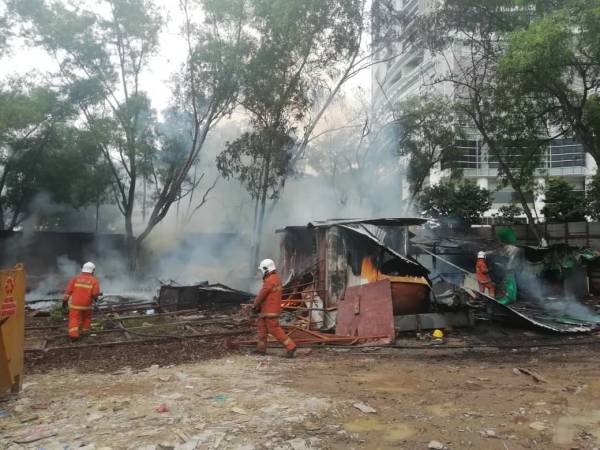 Anggota bomba melakukan pemeriksaan di lokasi bagi memastikan kebakaran dipadamkan sepenuhnya. Foto: JBPM Selangor. 