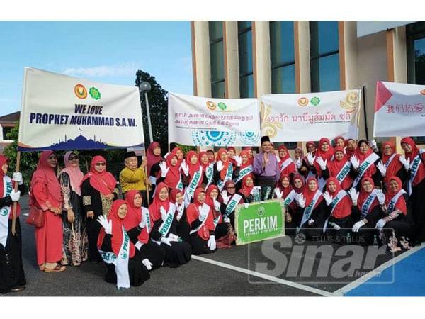 Syeikh Zakaria bergambar bersama peserta Program Maulidur Rasul Bersama Mualaf di pekarangan menara LZNK di sini hari ini.