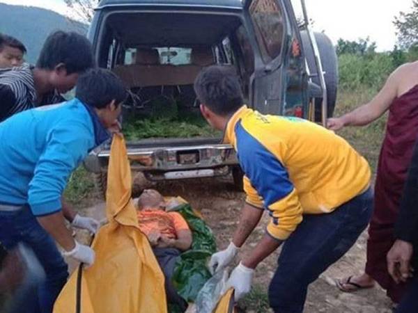 Mayat pelancong Jerman, Tim Geibler dimasukkan ke dalam kenderaan pacuan empat roda selepas maut dalam letupan periuk api di bandar Hsipaw.