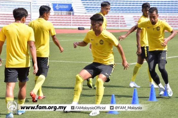 Irfan (tengah) giat berlatih bersama skuad B-22 negara di Stadium Memorial Rizal, Manila semalam. - Foto: Persatuan Bola Sepak Malaysia