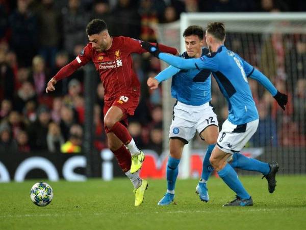 Pemain Liverpool, Alex Oxlade-Chamberlain (kiri) cuba melepasi kekangan pemain Napoli ketika perlawanan Liga Juara-Juara di Anfield awal pagi tadi.