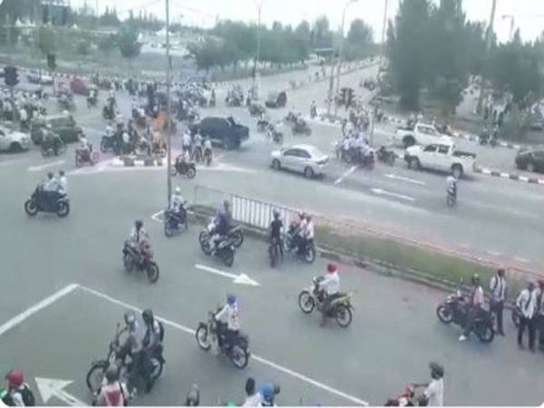 Sekumpulan pelajar sekolah yang tamat peperiksaan Sijil Pelajaran Malaysia (SPM), semalam 'berpesta' di jalan raya dengan aksi yang membahayakan diri sendiri dan orang lain apabila menunggang motosikal secara melulu di beberapa kawasan tumpuan pelancong di Melaka.