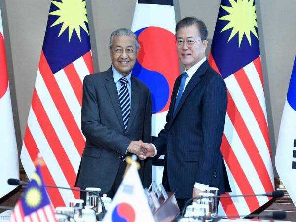 Perdana Menteri, Tun Dr Mahathir Mohamad bersalaman bersama Presiden Korea Selatan, Moon Jae-in di Blue House ketika hadir mesyuarat dua hala sempena Lawatan Rasmi dua hari ke Korea Selatan hari ini.  - Foto Bernama