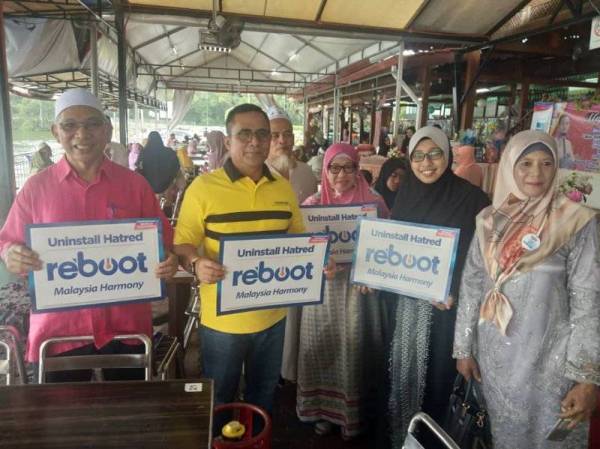 DARI kiri, Ustaz Mohd Noor dan Sallehuddin serta tetamu memberi sokongan Kempen Reboot Malaysia & Global Harmony.