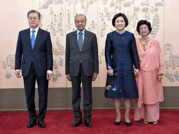 Dr Mahathir dan Dr Siti Hasmah bergambar bersama Presiden Korea Selatan Moon Jae-in dan isteri Kim Jung-sook ketika hadir Majlis Makan Tengahari di Blue House sempena lawatan rasmi Perdana Menteri Malaysia selama dua hari ke Korea Selatan hari ini. - Foto Bernama