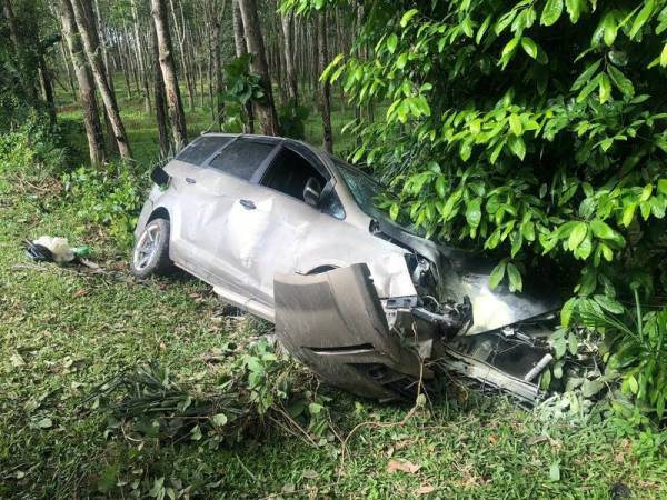 Keadaan MPV dinaiki Zahairul dan isteri yang terbabas di Kilometer 2.5 Air Kuning Selatan - Sungai Dua. - Foto Ihsan PDRM