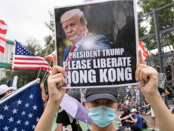 Penunjuk perasaan antikerajaan mahu Trump 'membebaskan' Hong Kong. - Foto Rex