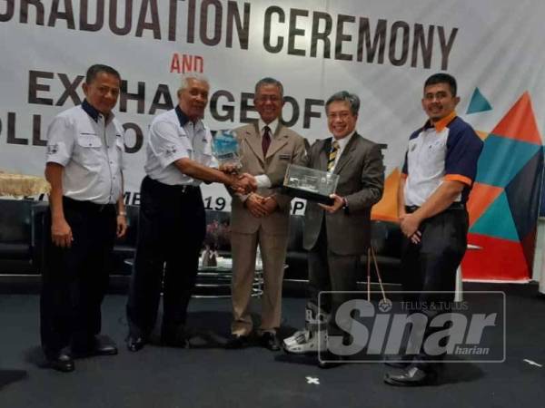 Kamaruddin (tengah) bersama Ravindran (dua dari kiri) dan Abdul Rahman (dua dari kanan) ketika merasmikan Majlis Penutup dan Graduan Skim Latihan Kebolehpasaran (GETS) Hartasuma di Pulau Indah kelmarin.