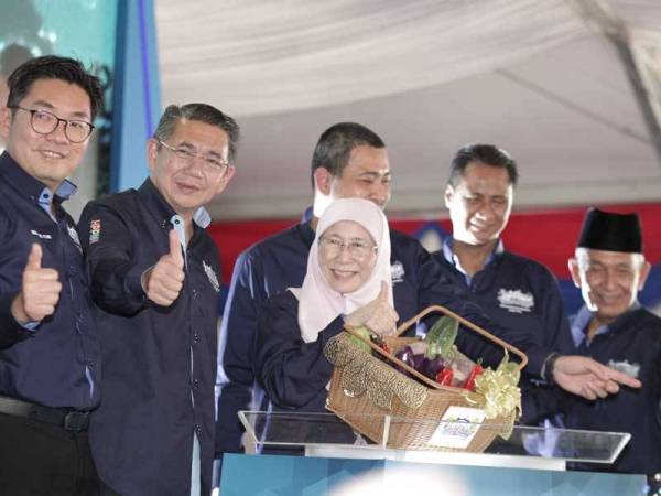 Wan Azizah dan Salahuddin (dua dari kiri) menyempurnakan simbolik perasmian HPPNK 2019 di Angsana Johor Bahru Mall di Johor Bahru semalam. - FOTO ZAHID IZZANI