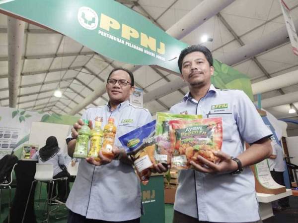 Mohd Rusdi (kanan) menunjukkan produk-produk yang dipromosikan sempena HPPNK 2019 di Angsana Johor Bahru Mall semalam. - FOTO ZAHID IZZANI