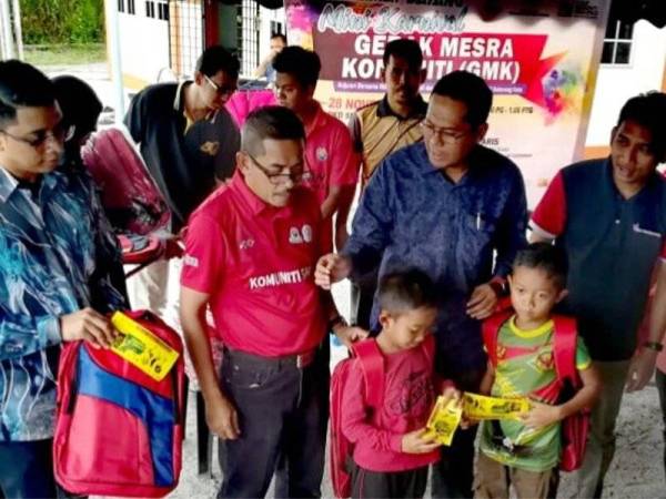 Asmirul menyerahkan sumbangan Back to Schoool kepada asnaf terpilih bersempena Mini Karnival GMK di Pusat Komuniti Desa (PKD) Seberang Kota di sini.