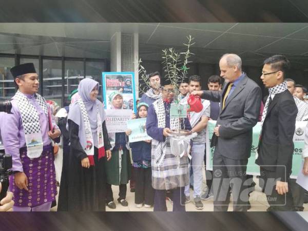 Muhammad Faisal menyerahkan pokok zaitun kepada Stefan sebagai simbolik penyerahan memorandum tersebut.