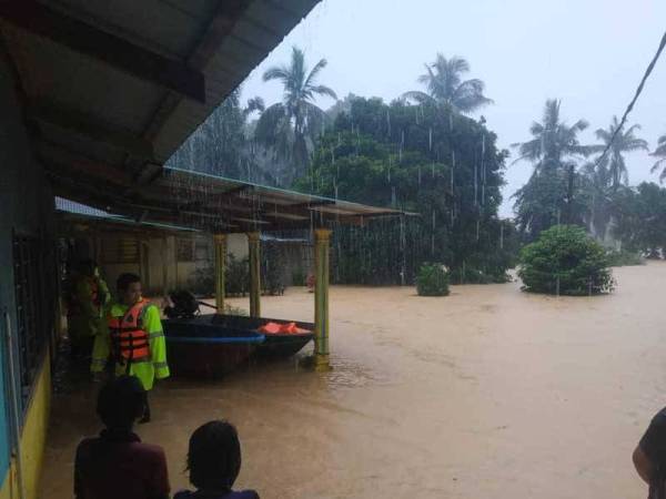 Hujan yang berlarutan sejak Rabu lalu menyebabkan enam kawasan di daerah ini mula ditenggelami air.