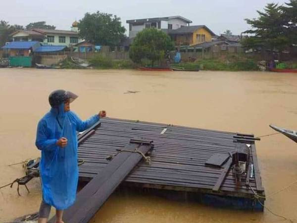 Keadaan air Sungai Golok mulai melimpahi tebing akibat hujan yang kadang kala lebat ketika ini.