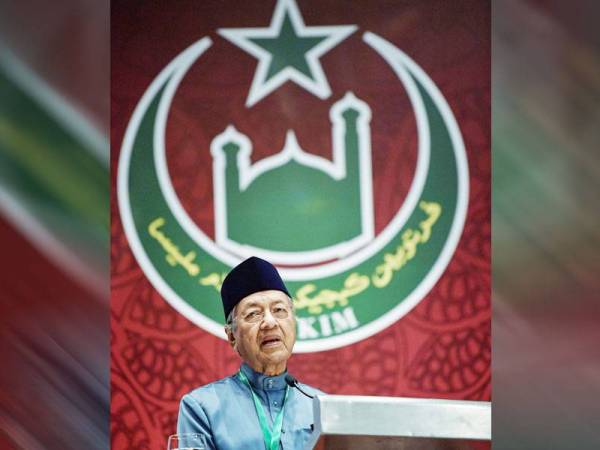 Dr Mahathir menyampaikan ucapan pada Mesyuarat Agung Tahunan Perkim Peringkat Kebangsaan Kali ke-58 hari ini. - FOTO: BERNAMA