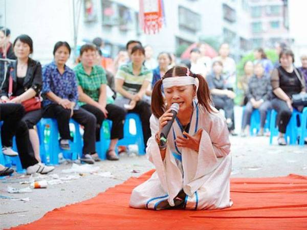 Menangis dan meratap di pengebumian individu tidak dikenali merupakan pekerjaan yang mendatangkan pendapatan lumayan. - Gambar hiasan