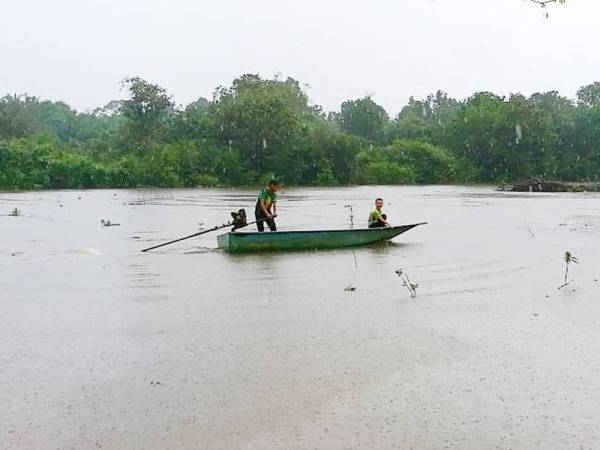 Penduduk di Kampung Lachang menggunakan bot sebagai pengangkutan utama selepas kampung mereka mulai dinaiki air.