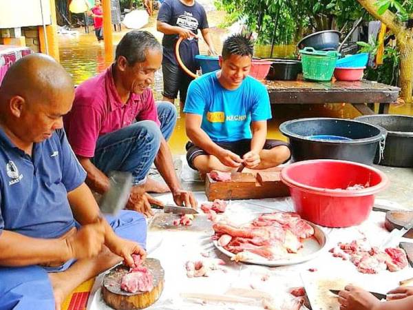 Walaupun banjir mereka tetap gembira apabila seluruh ahli keluarga pulang bagi menjayakan majlis itu.