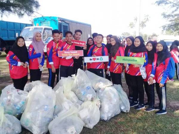 Sebahagian pelatih Kem Wawasan Negara Bukit Sagu bersama sampah yang dikutip mereka.