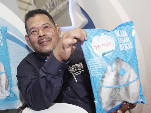 Abdul Hamid menunjukkan produk ikan sejuk beku yang dipasarkan oleh Nekmat.