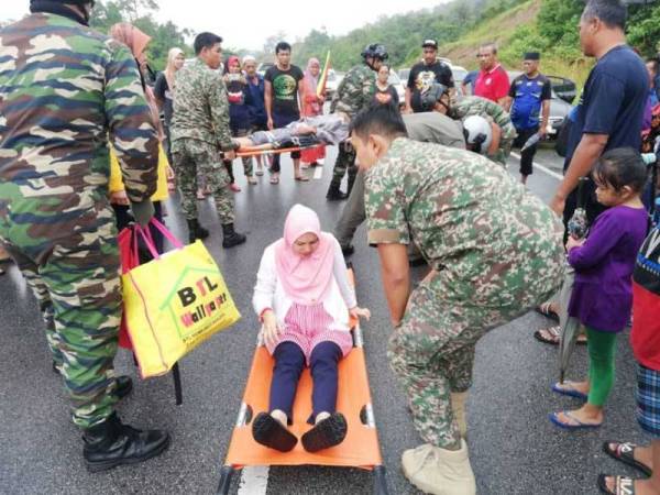 TUDM membawa tiga pesakit menaiki pesawat untuk mendapatkan rawatan di Hospital Jerteh. -Foto Ihsan TUDM