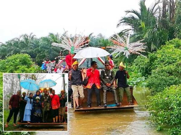 Pasangan raja sehari, Mohd Abdul Rozaid dan Nor Afiqah diarak menggunakan backhoe sambil diiringi traktor serta lori ekoran hujan lebat. 