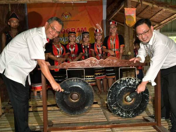 Dzulkefly (kiri) dan Chong Chieng Jen yang juga Ahli Parlimen Stampin pada program Kampungku Sihat Peringkat Parlimen Stampin di Kampung Tematu hari ini. - Foto Bernama