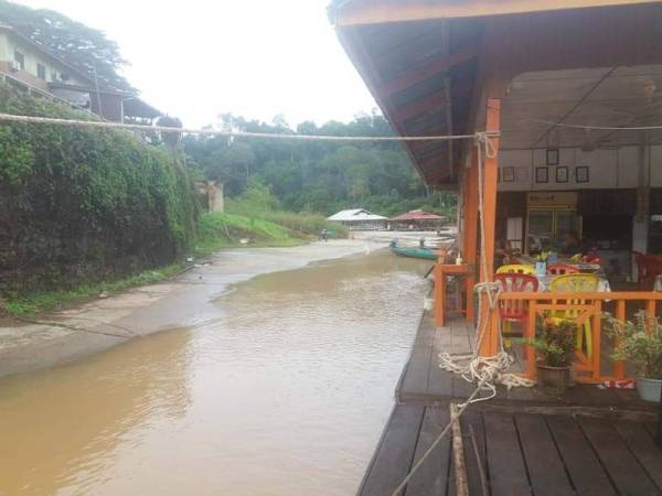 Keadaan air di Sungai Tembeling yang mula naik menyebabkan beberapa kampung di hilir sungai itu dinaiki air sejak petang tadi. - Foto ihsan orang ramai