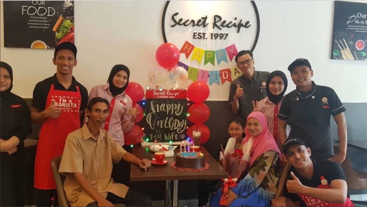 Kakitangan Secret Recipe Sungai Petani merakamkan gambar bersama Razif dan isterinya.