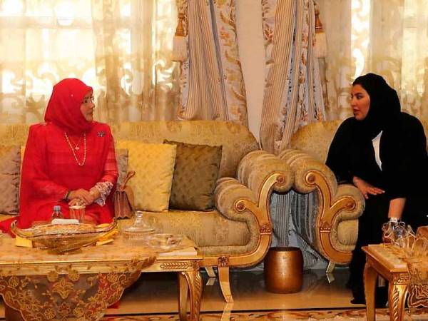 Tunku Azizah (kiri) berkenan berangkat bertemu Reem Abdullah Al Falasi di General Women Union’s Office, Abu Dhabi hari ini. -Foto Bernama