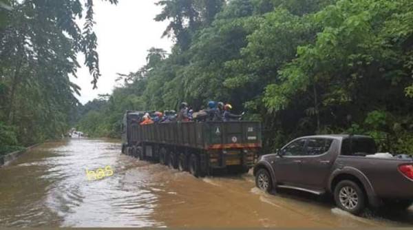 Gambar yang memaparkan beberapa motosikal diangkut menaiki sebuah treler untuk melalui jalan yang dinaiki air di jalan Tasik Kenyir, sehingga tular di media sosial