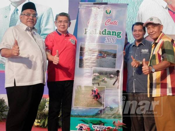 Salahuddin (dua dari kiri) melancarkan Cuti-Cuti Peladang 2020 pada Perhimpunan Pemimpin Peladang Zon Selatan Tahun 2019 sempena HPPNK 2019 di Angsana Mall Johor Bahru semalam. - FOTO ZAHID IZZANI