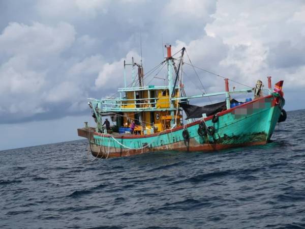 Bot nelayan tempatan yang didapati melanggar kawasan tangkapan ikan.