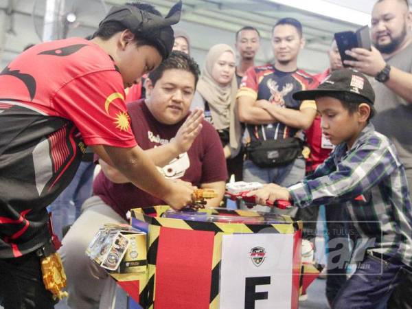 Pengunjung cilik menyertai pertandingan beyblade yang dianjurkan sempena HPPNK 2019. - FOTO ZAHID IZZANI