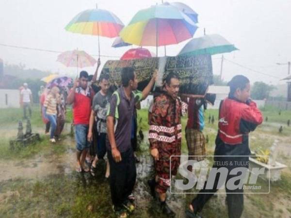 Anggota bomba turut membantu mengusung jenazah sehingga ke tanah perkuburan.