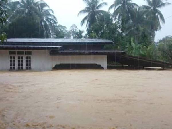 Keadaan rumah penduduk yang ditenggelami air.