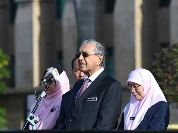 Dr Mahathir (dua dari kanan) menyampaikan ucapan pada Perhimpunan Bulanan Jabatan Perdana Menteri yang turut dihadiri Timbalan Perdana Menteri, Datuk Seri Dr Wan Azizah Wan Ismail (kanan) di Dataran Putra Perdana, Bangunan Perdana Putra hari ini. - Foto Bernama