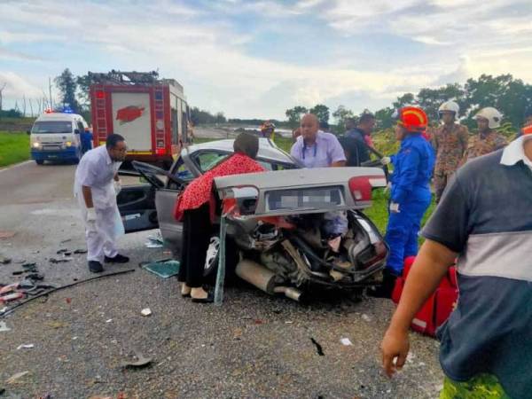 Keadaan salah sebuah kenderaan yang remuk selepas terlibat kemalangan. - Foto JBPM